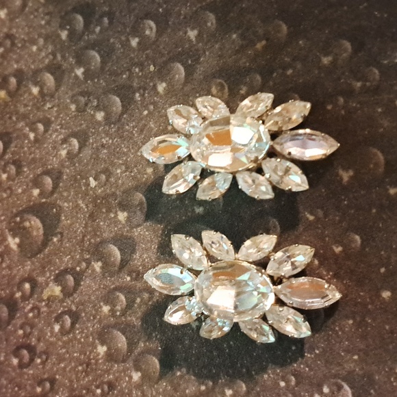 Vintage Silvertone Clear Rhinestone Clip Earrings - Picture 2 of 3